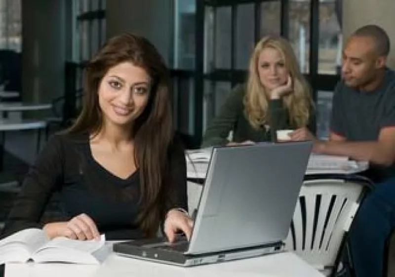 Tiempo libre o una beca para estudiar son algunos de los beneficios que puedes obtener de tu empresa. (Foto: Jupiter Images)