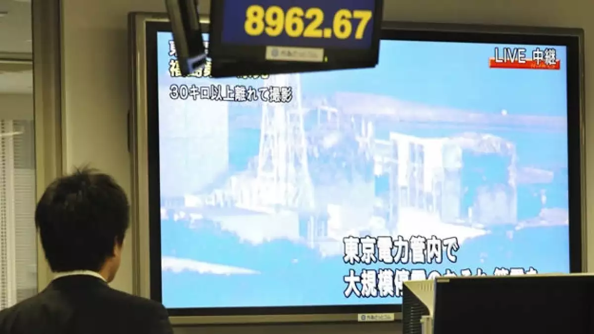 un japones sigue el desastre en la planta de fukushima