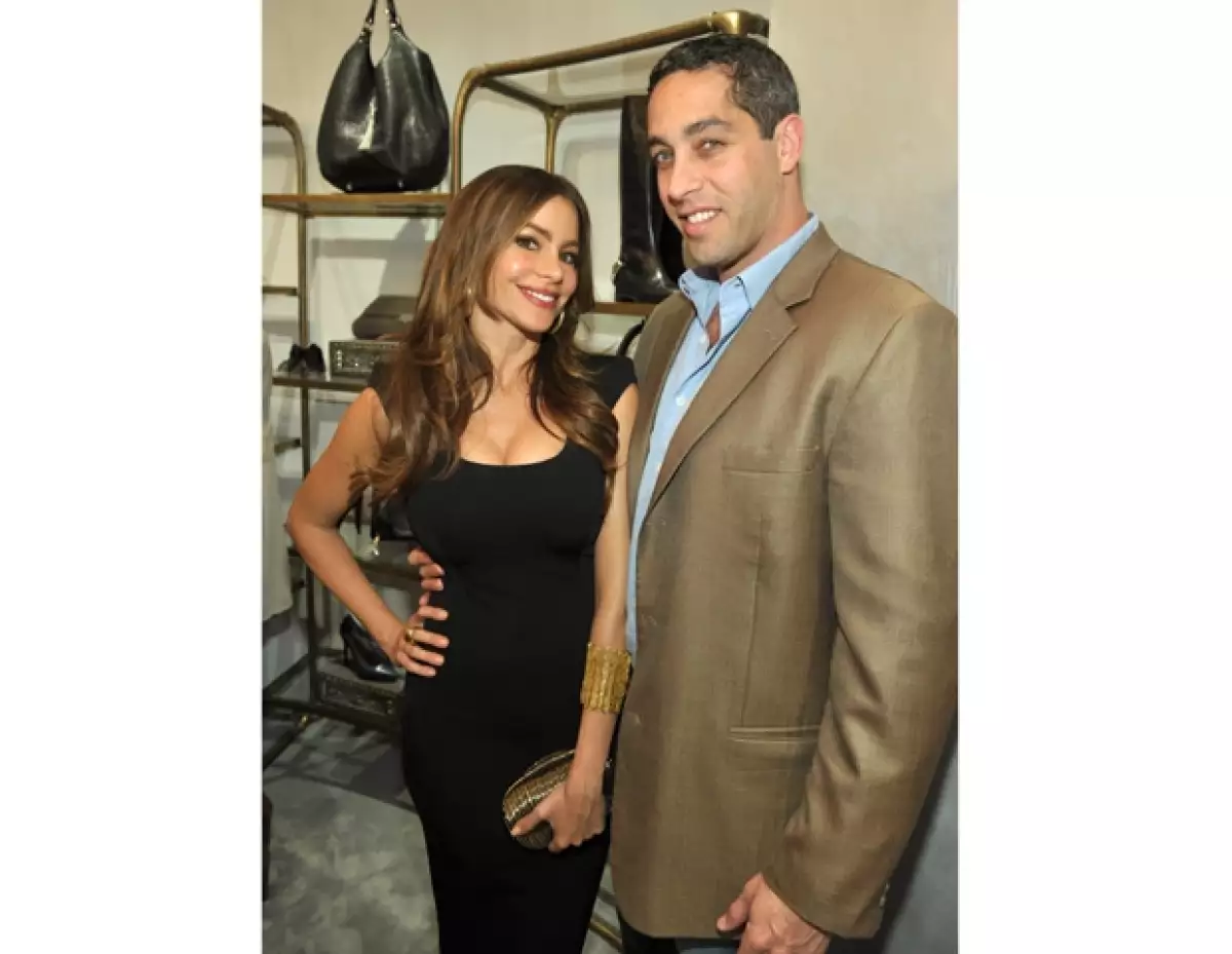 La pareja de la actriz se molestó cuando la colombiana se tomó una foto con un admirador, los golpes y empujones no se hicieron esperar, tanto que el vestido de ella se rompió.