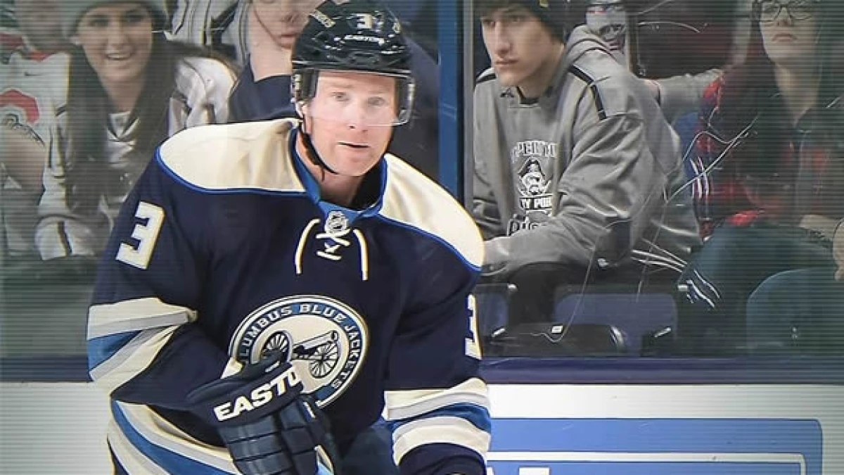 Jordan Leopold con su antiguo equipo, las Chaquetas Azules de Columbus; ahora jugará más cerca de casa