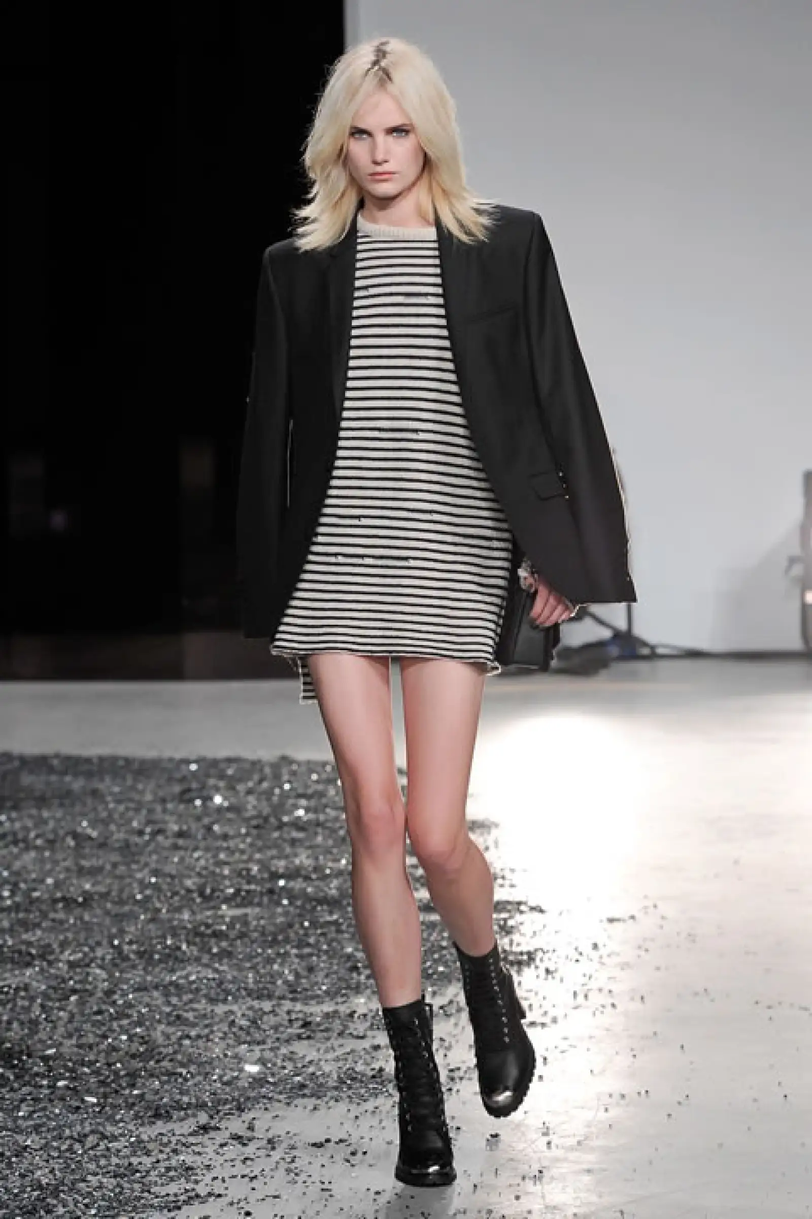 Zadig & Voltaire Vestidos y abrigos en tonos neutros. Esta colección es totalmente wearable.