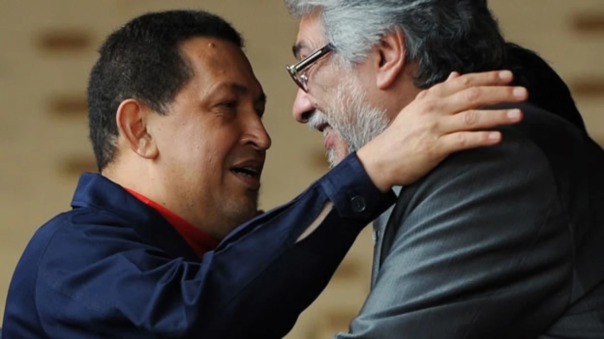 Los presidentes Hugo Chávez y Fernando Lugo se saludan