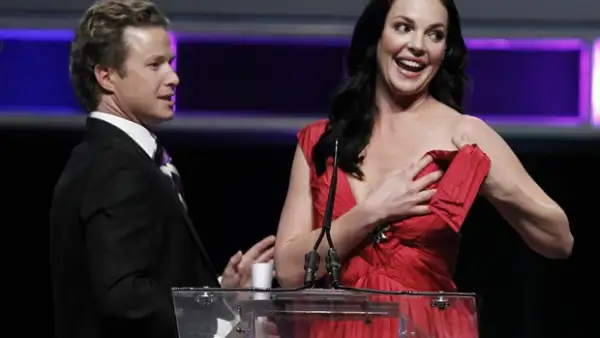 La actriz de Grey´s Anatomy pasó un penoso momento cuando subió al escenario a recoger su premio como Mejor Actriz y uno de sus tirantes se rompió dejando ver parte de su cuerpo.