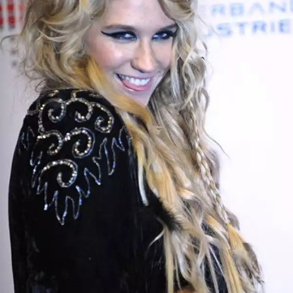 Kesha Rose Sebert nació en San Fernando Valley, cerca de Los Ángeles, y cuando fue pequeña padeció problemas de pobreza, pues su madre era soltera.