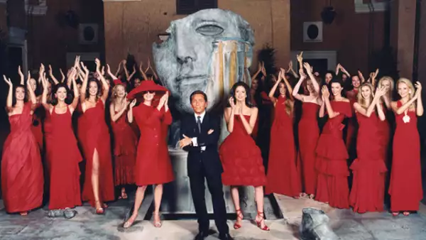 A lo largo de cinco décadas la firma Valentino ha sido sinónimo de elegancia, sofisticación y feminidad italiana.