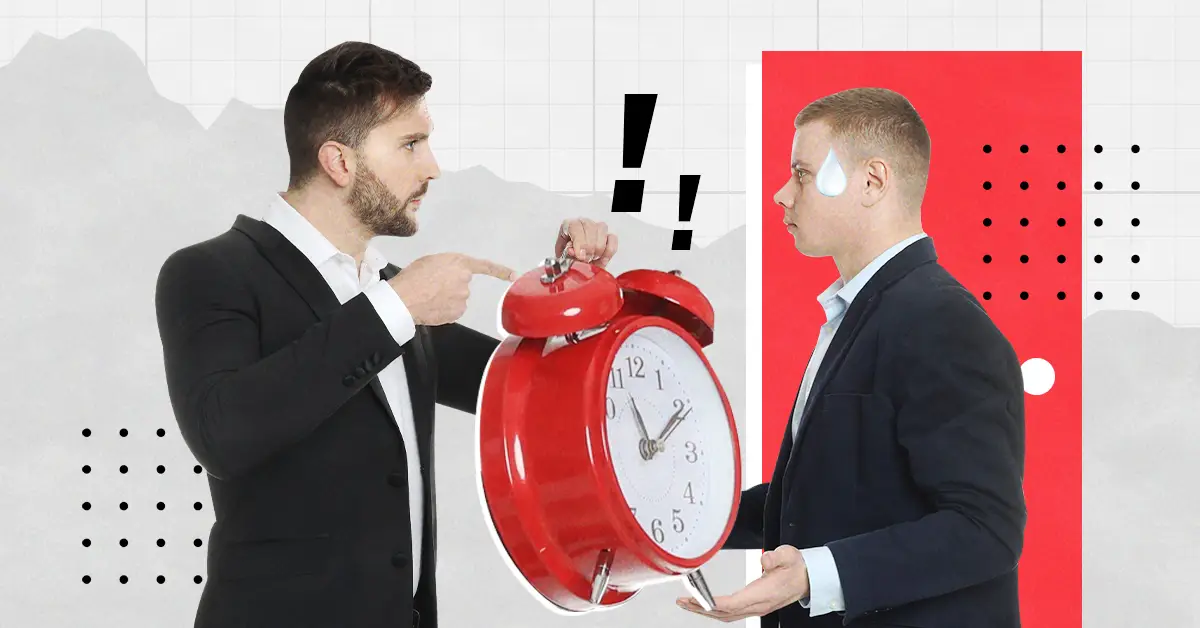 Dos hombres de traje frente a frente con un reloj en las manos. 
