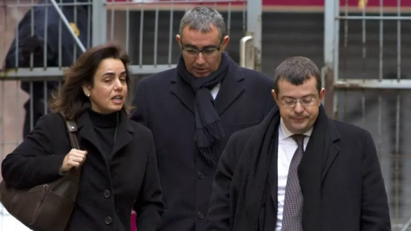 diego torres (centor) con su  esposa y abogado