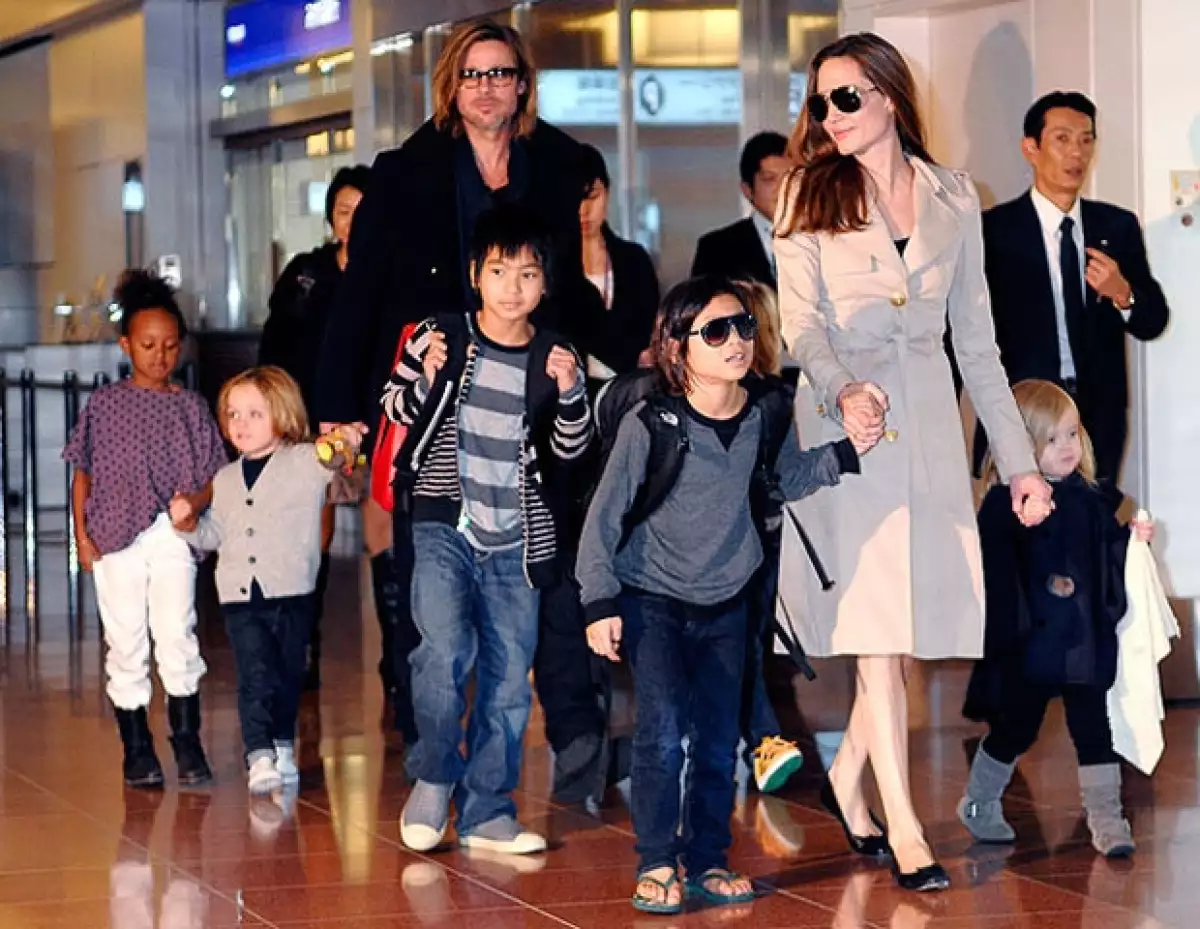 Brad Pitt y Angelina Jolie fueron captados con sus seis hermosos hijos.