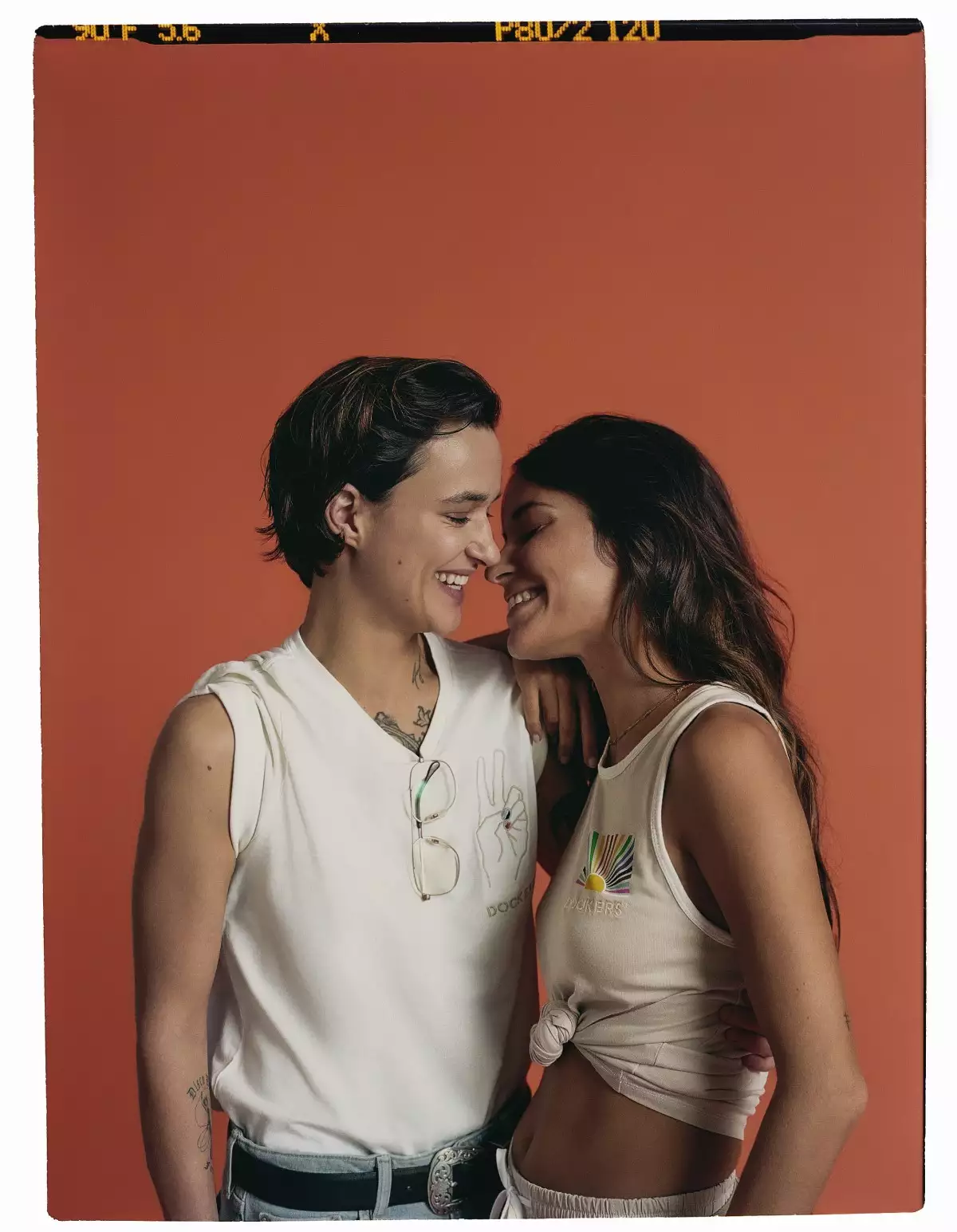pareja de mujeres con look de dockers colección pride 2023