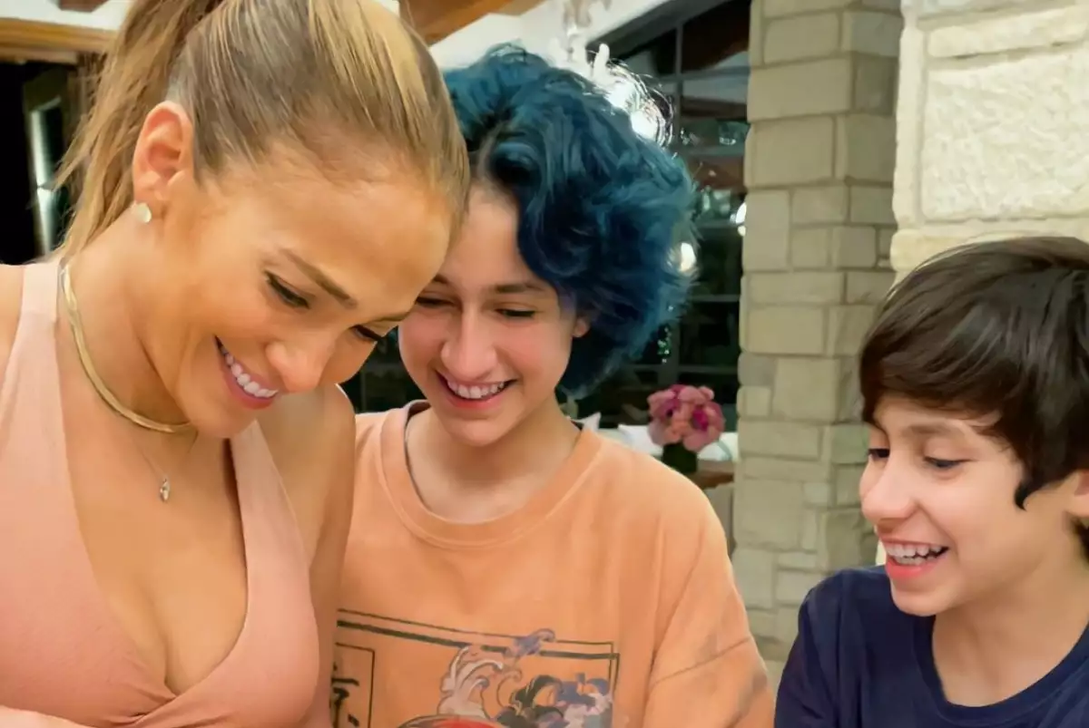 Jennifer Lopez y sus hijos Emme y Maximilian