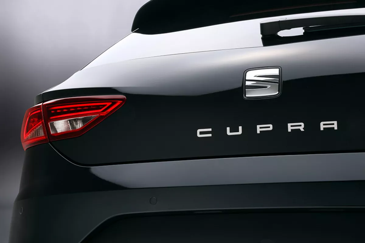 León SC CUPRA  Black & White