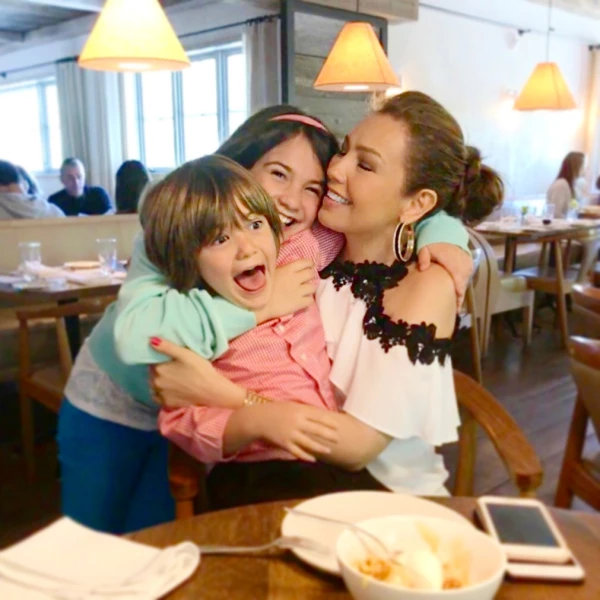 Thalía y sus hijos Matthew Alejandro y Sabrina Sakaë