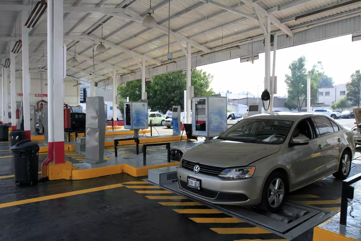 Después de la suspensión de operaciones en los centros de verificación vehicular, la secretaría de Medio Ambiente decidió ampliar el periodo para autos con engomado amarillo.
