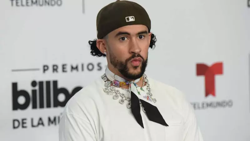 Bad Bunny está comprometido con Gucci y lo demuestra con estos tres looks en los Latin Billboard.
