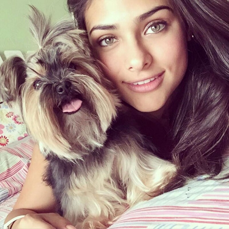 Renata Notni y sus vivencias en Instagram. Aquí con su perrita Nina.