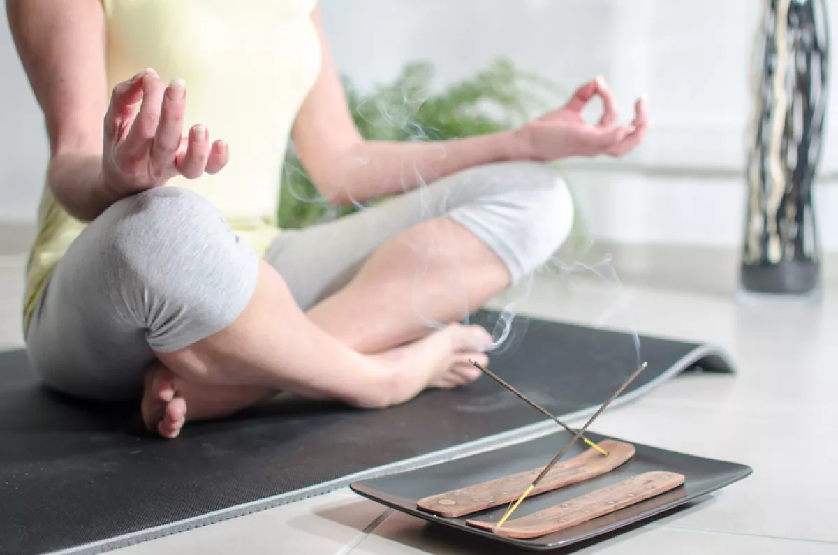 Mujer practicando meditación