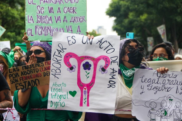 Feministas marcharon está tarde en Pro del Aborte gratuito y legal en todo México.