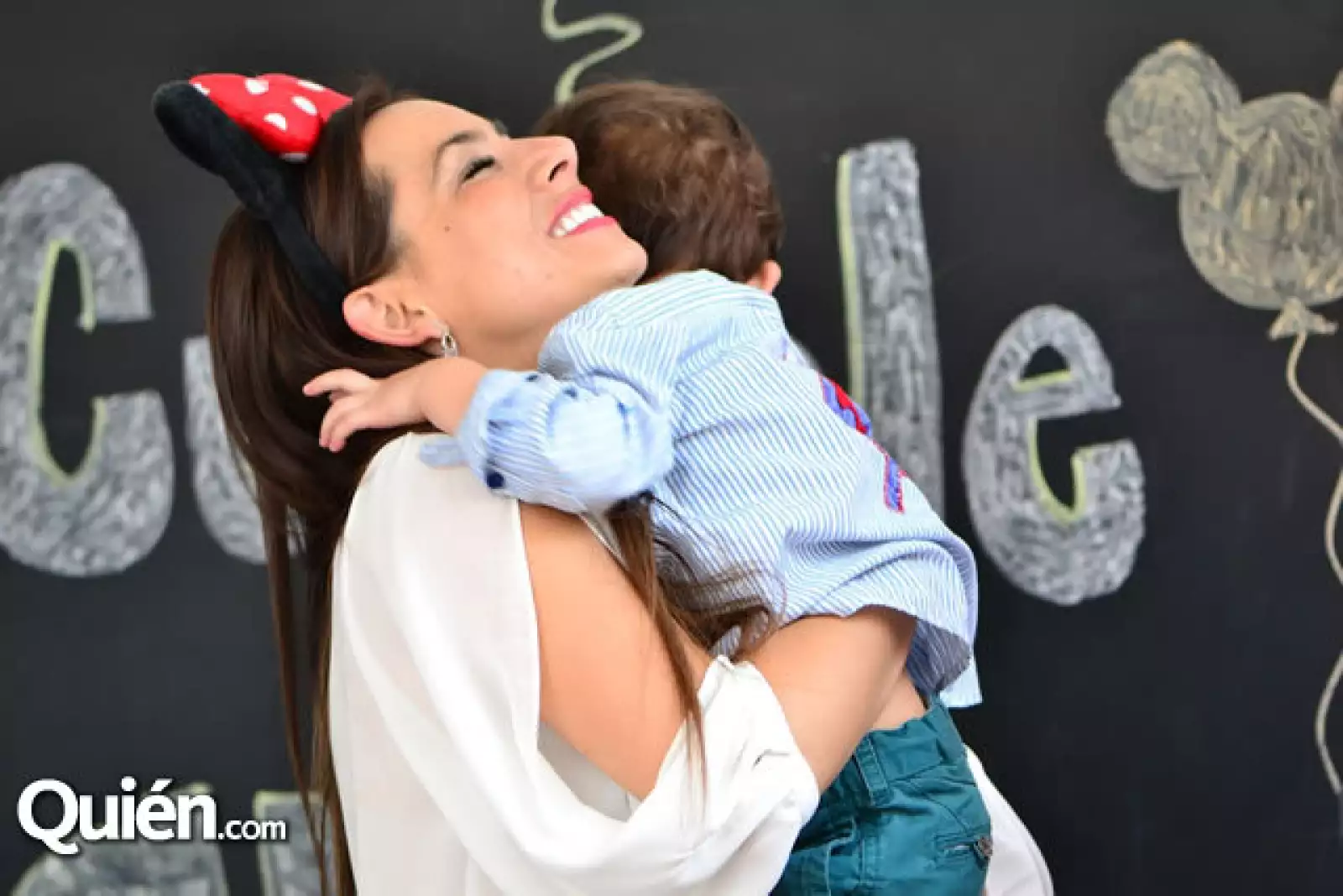 Claudia Lizaldi con su pequeño Iam