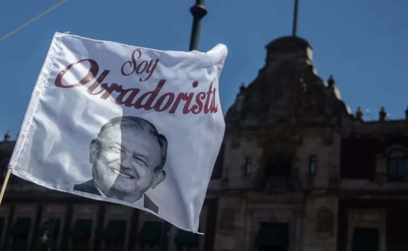 Unos 200 simpatizantes del presidente Andrés Manuel López Obrador congregaron en el Zócalo para expresar su apoyo por su iniciativa a la reforma eléctrica y a la consulta de revocación de mandato. 