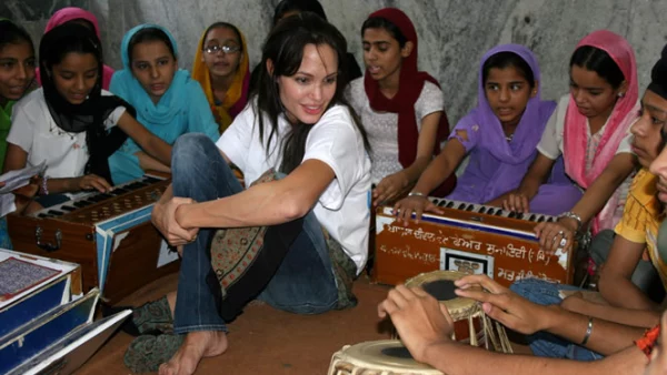 Angelina Jolie se ha dedicado a las causas humanitarias con el mismo ahínco que al cine. Visitó la India como embajadora de buena voluntad de las Naciones Unidas.