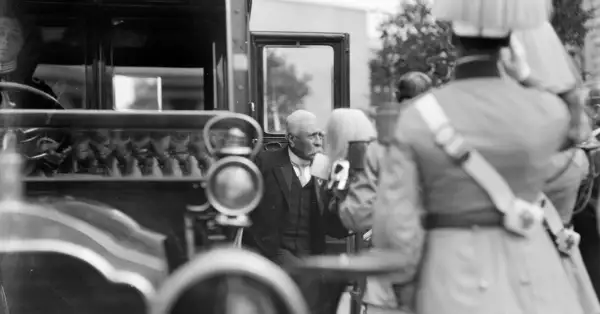 El presidente Porfirio Díaz desciende de su automóvil importado de Francia, 1910. 