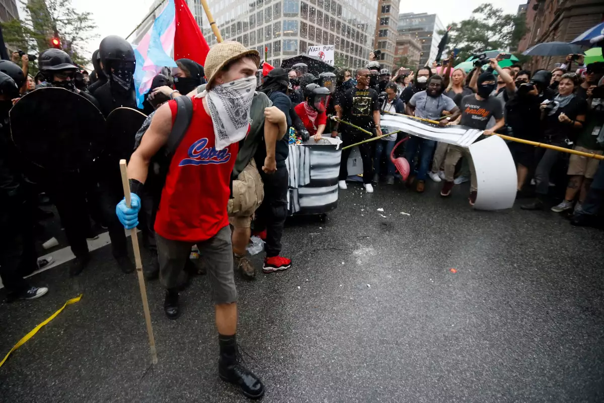 Anarquistas y contramanifestantes antifa, marchan cerca de una manifestación dirigida por nacionalistas blancos que marca el primer aniversario de las protestas de "Unir a la Derecha" de Charlottesville en 2017 en Washington, EE. UU., el 12 de agosto de 2018.