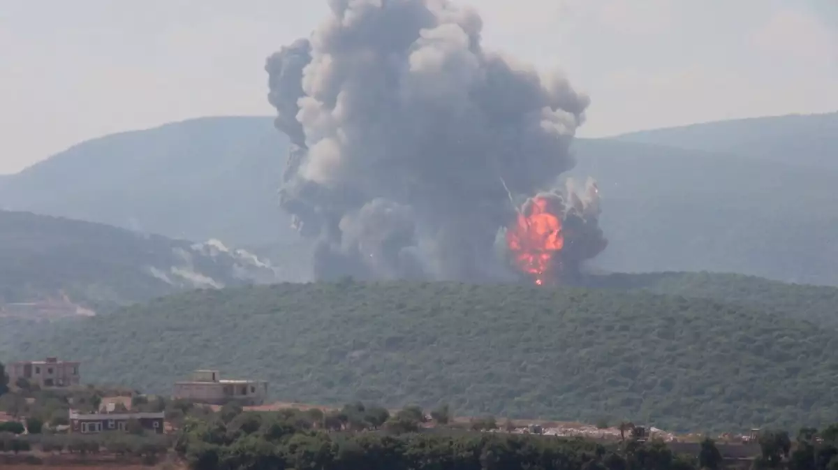 Una explosión tiene lugar mientras los ataques israelíes golpean el sur del Líbano, en medio de hostilidades transfronterizas entre Hezbolá y las fuerzas israelíes, como se ve desde Zibqin, Líbano, el 25 de agosto de 2024, en esta imagen fina obtenida de un vídeo.