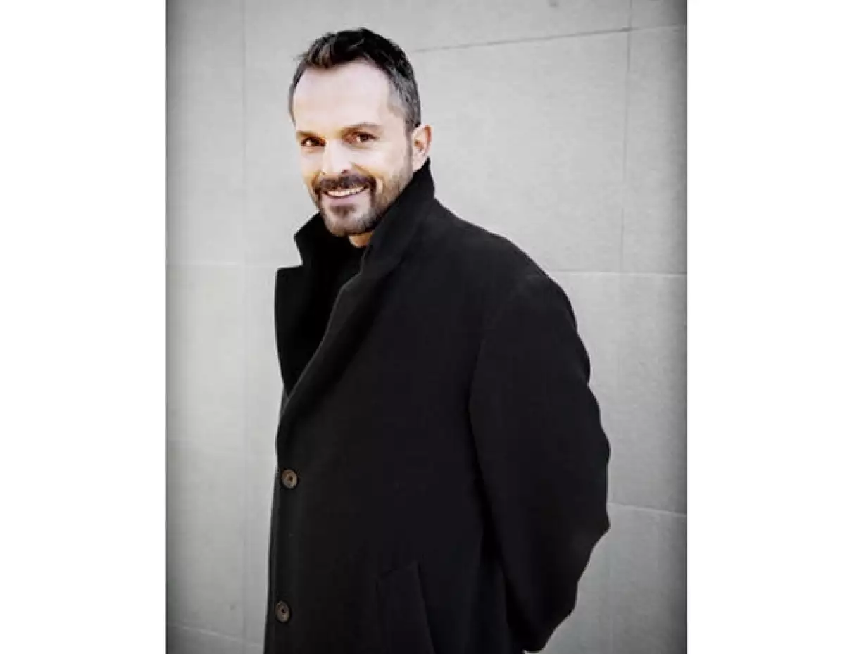 El cantante español dio a conocer a través de su cuenta de Twitter que es padre de dos pequeños de un mes de edad, Diego y Tadeo.