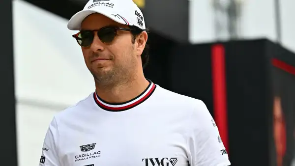 El piloto mexicano de Cadillac, Sergio Pérez, llega antes del Gran Premio de Baréin de Fórmula 1 en Sepang, el 4 de octubre de 2026.