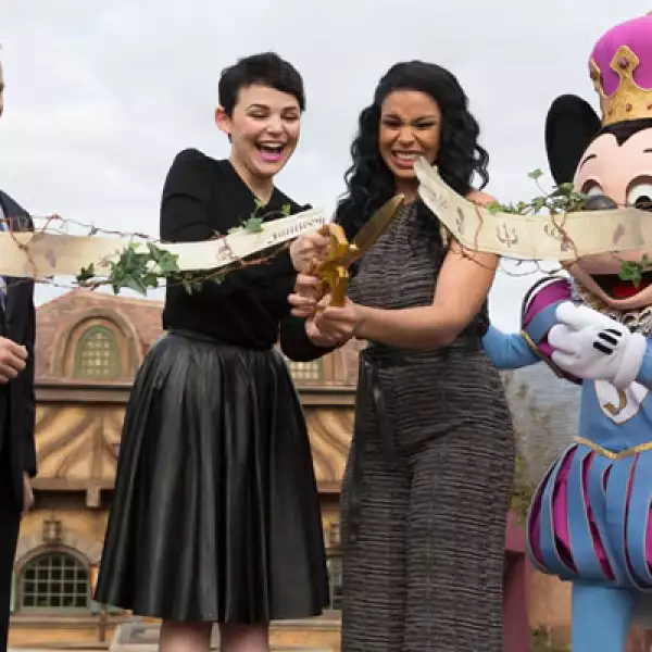 Disney inauguró este jueves una nueva área del parque de diversiones Fantasyland, a la apertura asistieron la actriz Ginnifer Goodwin y la cantante Jordin Sparks.