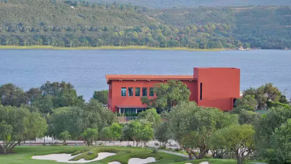 Casa Club de Amanali y al fondo se observa la Presa La Requena y todo el entorno natural.