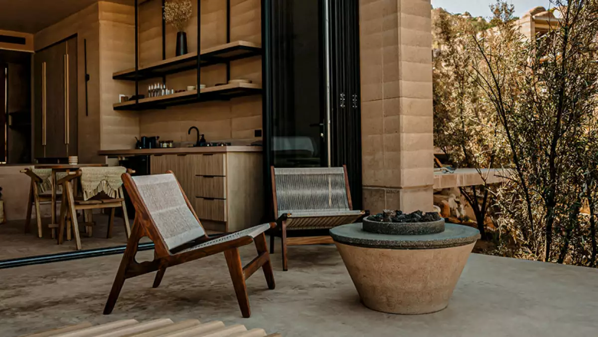 foto de la terraza de una de las habitaciones de mira earth studios, un desarrollo de lujo en el valle de guadalupe