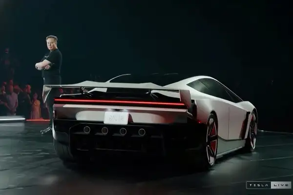 Elon Musk aseguró que el nuevo Roadster podrá impulsarse en el aire con depósitos de aire a muy alta presión, aunque la demostración no probó un vuelo sostenido.
