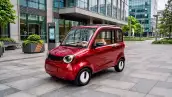 Carro mini de Kiwo en un fondo de una ciudad moderna.