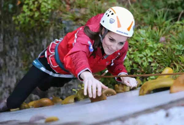 La duquesa mostró sus habilidades para hacer rappel.