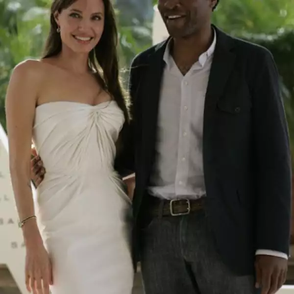 La actriz Angelina Jolie, posó junto al actor británico Chiwetel Ejiofor y al director de cine australiano Phillip Noyce.