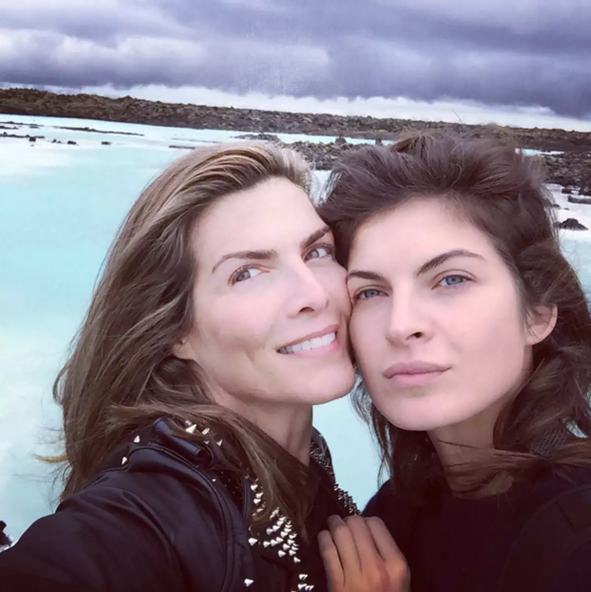 La conductora y la modelo llegaron a su nuevo destino de viaje, donde comparten lo mucho que disfrutan el paradisiaco destino y sus aguas termales.