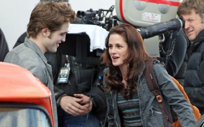 El actor y su coprotagonista, Kristen Steward, ya comenzaron a filmar la segunda parte de la saga de ‘Crepúsculo’, aquí durante el rodaje que se realiza en Vancouver bajo la dirección de Chris Weitz.