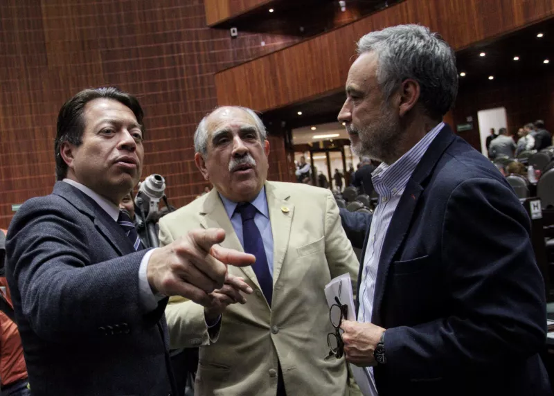 CIUDAD DE MÉXICO, 21DICIEMBRE2018.- Los diputados Mario Delgado, coordinador de Morena, Pablo Gómez y Alfonso Ramírez Cuellar, durante la sesión de hoy en San Lázaro. 
FOTO: ISAAC ESQUIVEL /CUARTOSCURO.COM