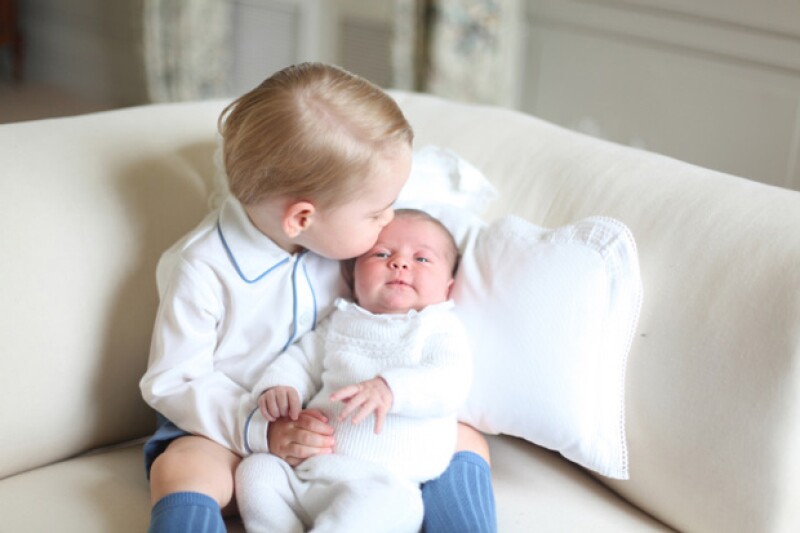 A unas horas de ser bautizada, el Palacio de Kensington anunció los nombres de quienes se encargarán de acompañar a la princesa en el primer sacramento.