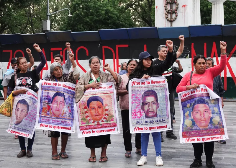 Familiares de los 43 estudiantes durante una maniestación para exigir justicia.