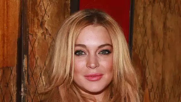 Lindsay recibe puñetazo en la cara por querer salvar a niños