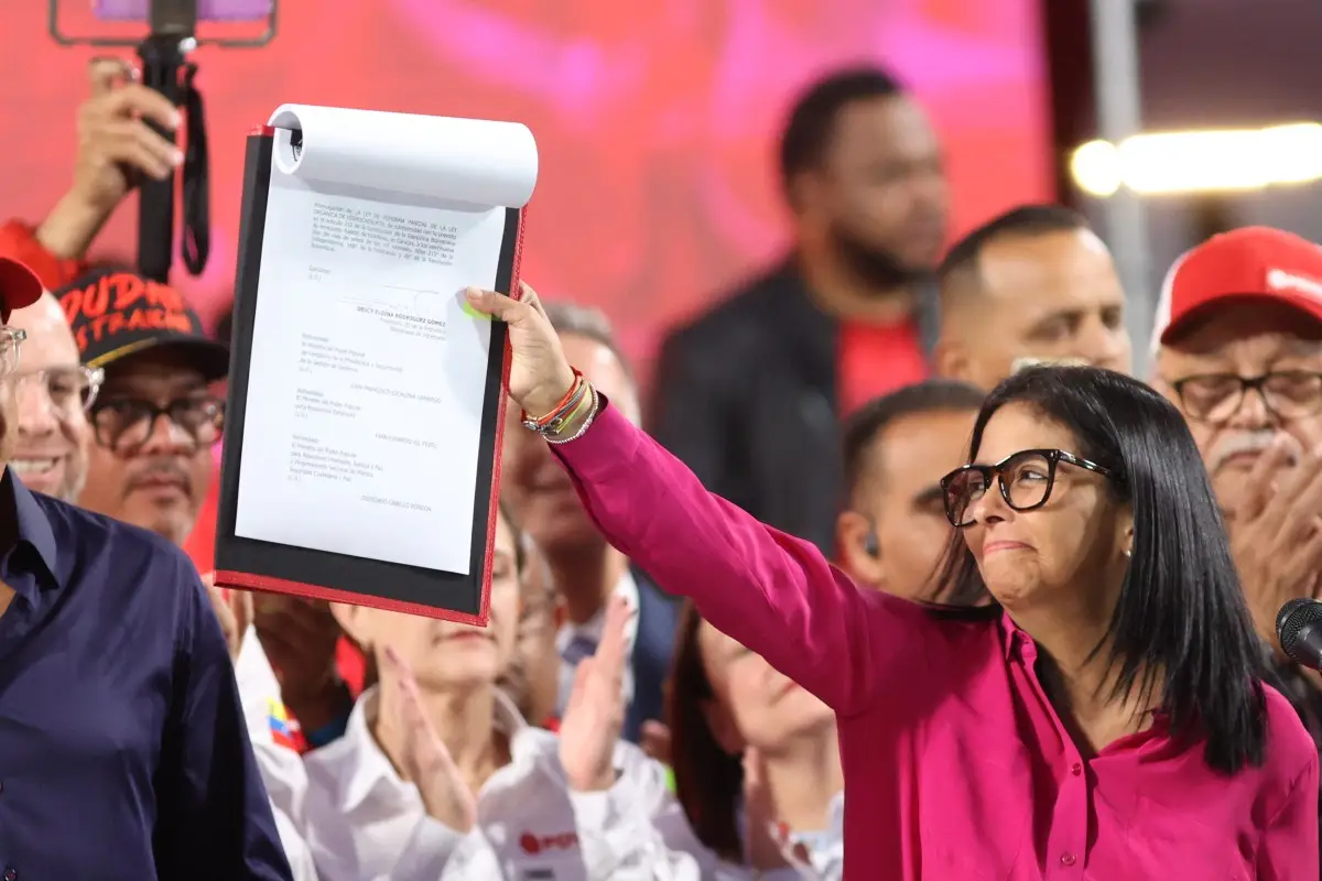 El presidente interino de Venezuela, Delcy Rodríguez, celebra la Reforma de la Ley Orgánica sobre Hidrocarburos fuera del Palacio Presidencial de Miraflores en Caracas el 29 de enero de 2026. Venezuela adoptó una reforma abriendo su sector petrolero nacionalizado a la inversión privada el 29 de enero a medida que avanza para apaciguar a los Estados Unidos tras el derrocamiento del líder Nicolás Maduro.