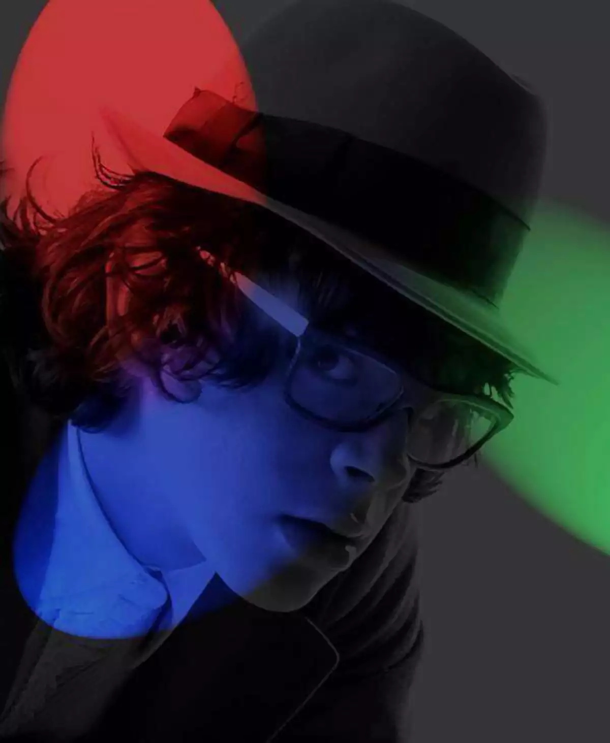 Quetzal murió a sus 23 años como uno de los jóvenes diseñadores mexicanos más talentosos. Tenía problemas con el alcohol, y hasta la fecha su muerte sigue siendo un misterio.