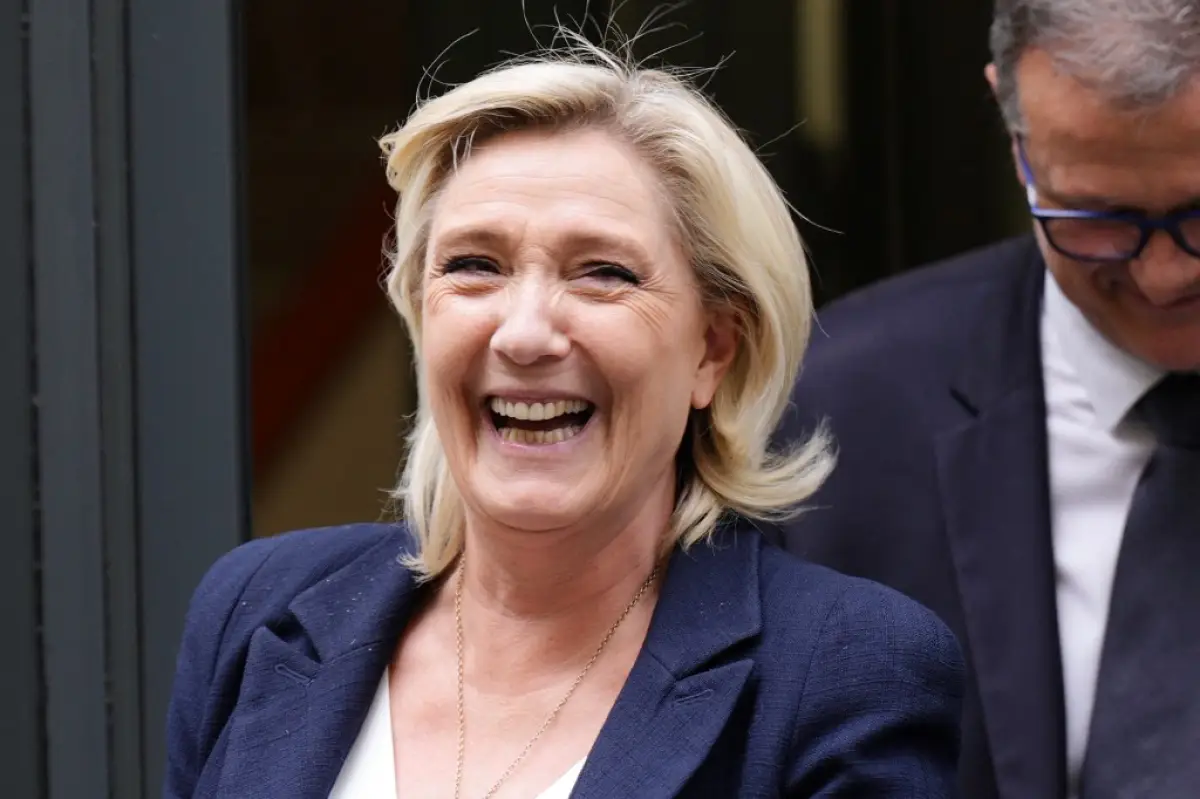 La ex presidenta del grupo parlamentario francés de extrema derecha Rassemblement National (RN), Marine le Pen, y el alcalde de RN de Perpiñán, Louis Aliot, abandonan la sede del partido en París el 2 de julio de 2024.