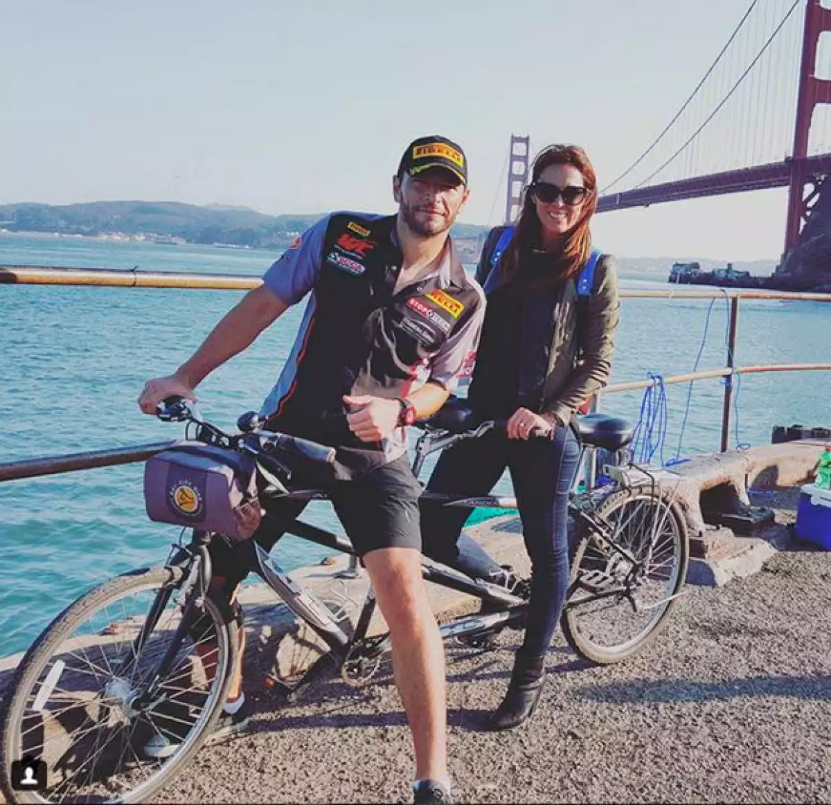 La conductora y su esposo disfrutaron de un romántico paseo por el Golden Gate, después de que él participara en el Pirelli World Challenge.