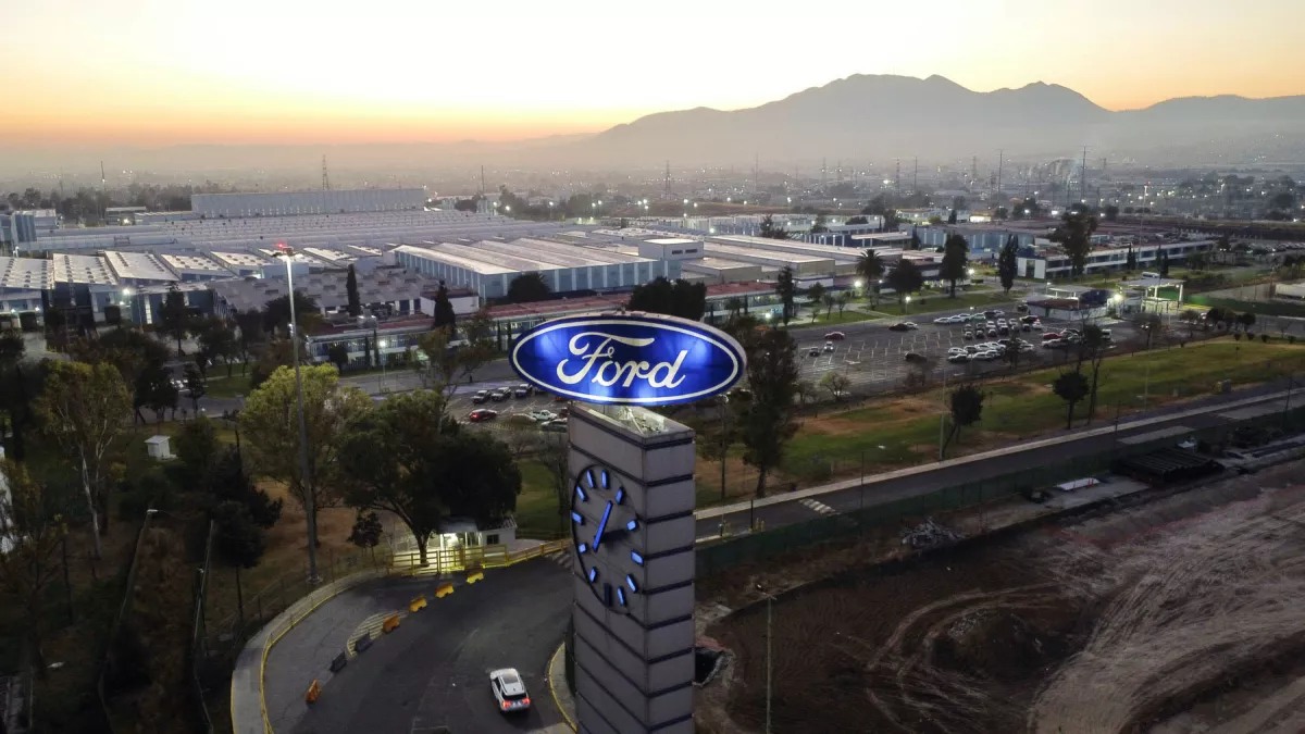 Foto de un edificio con el logo de Ford en la cima. (Imagen principal del artículo 'El arancel que parecía improbable y ahora amenaza un millón de empleos autromotrices')