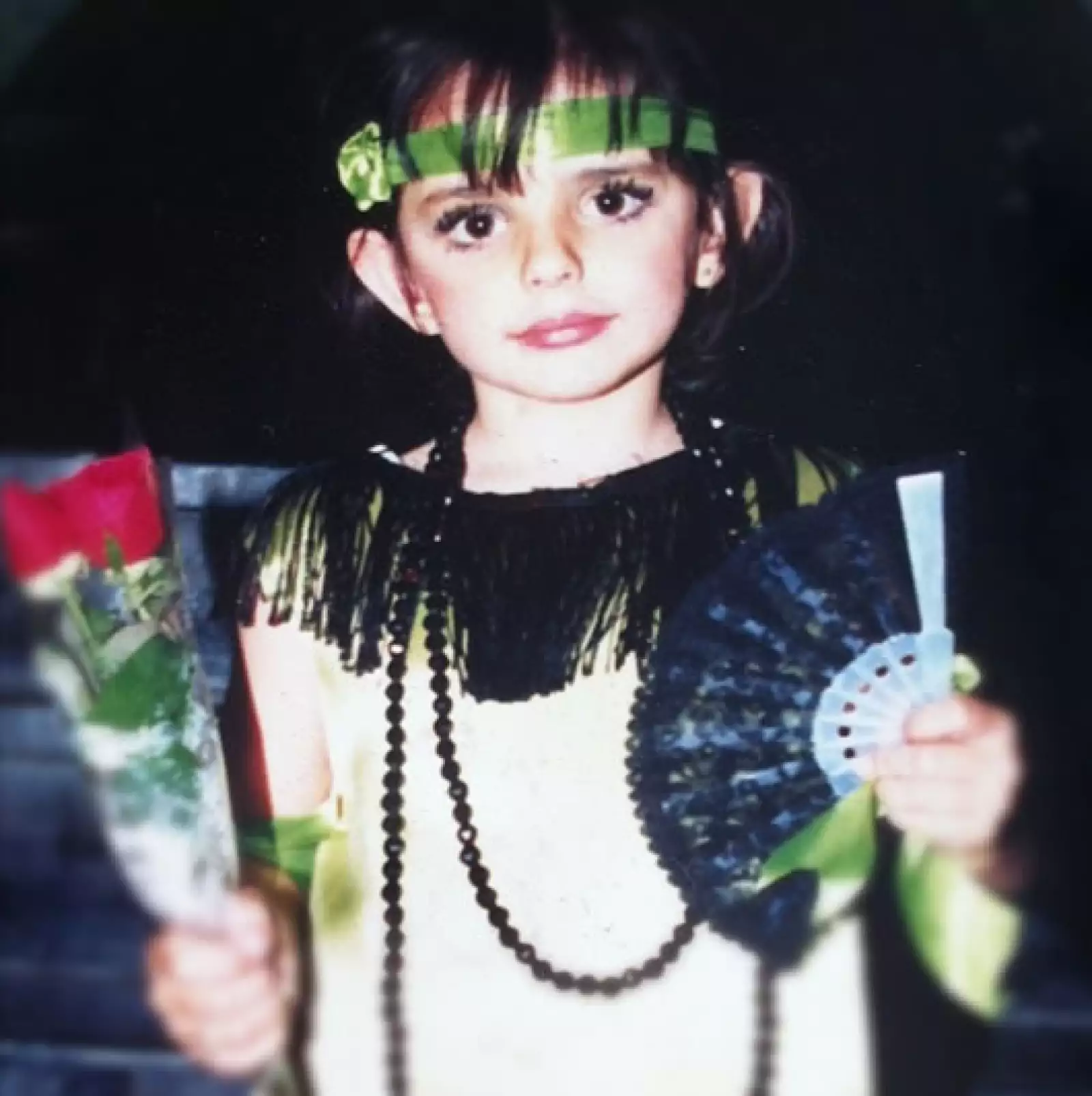 Esta foto nos demuestra que Aislinn Derbez ya estaba lista para el show business desde pequeña.