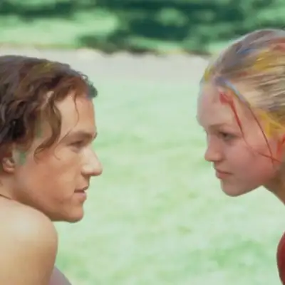 Julia Stiles y el elenco de ’10 cosas que odio de ti’ se reúnen para rendir homenaje a Heath Legder 