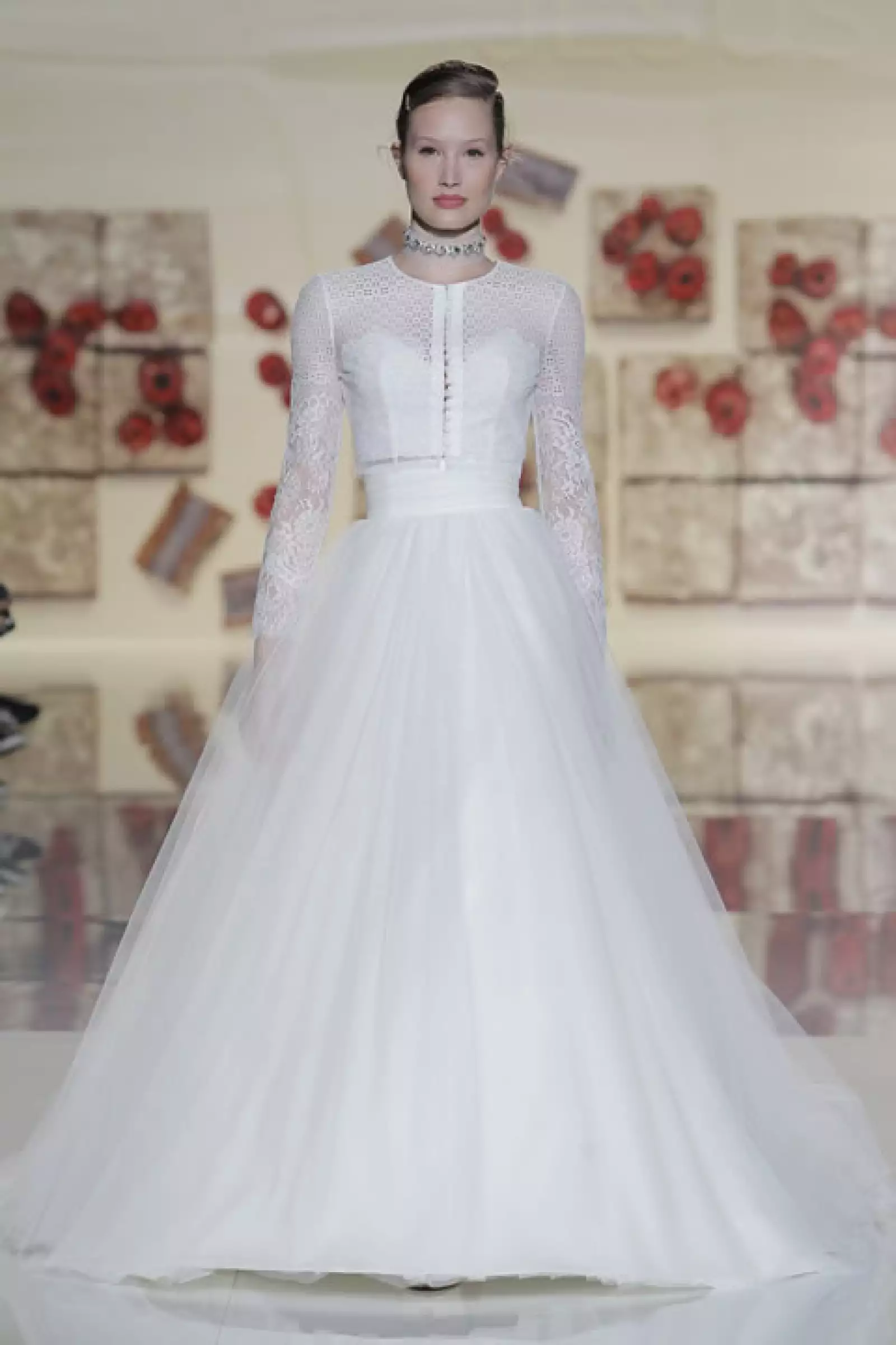 Look de dos piezas con top de encaje.